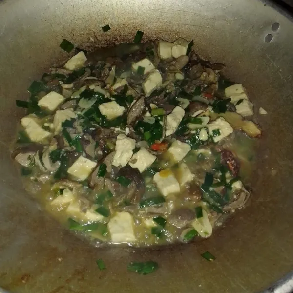 Aduk pelan, masak hingga air menyusut dan bumbu meresap, koreksi rasanya. Jika dirasa sudah pas maka matikan api dan sajikan