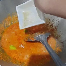 Tuangi air lalu masukkan garam, gula dan kaldu aduk rata.