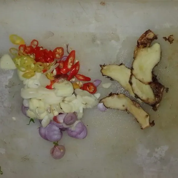 Siapkan bumbu tumis: iris-iris bawang merah, bawang putih, cabai rawit dan lengkuas