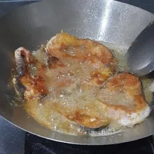 Balur ikan dengan bumbu marinasi diamkan 20 menit kemudian goreng, sisihkan.