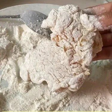 Lalu ulangi baluri dengan adonan campuran tepung lagi untuk kedua kalinya.