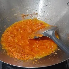 Panaskan minyak kemudian tumis bumbu halus.