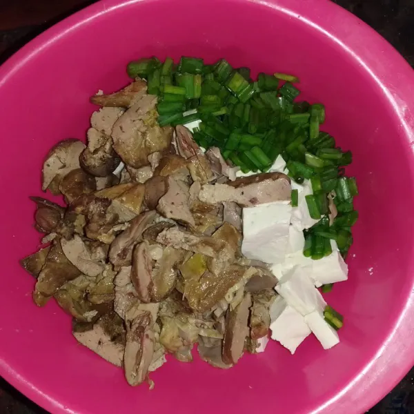 Potong-potong tahu, ati ampela goreng dan daun bawang merah. Sisihkan