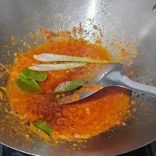 Masukkan serai, daun jeruk lalu masukkan pala bubuk, aduk rata masak hingga wangi.