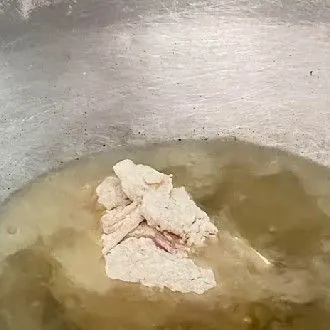Lalu setelah minyak panas, goreng dengan api sedang hingga kuning kecoklatan.