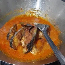 Masukkan ikan aduk perlahan, masak hingga bumbu meresap kemudian koreksi rasa dan sajikan.