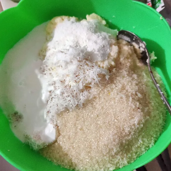 Campur semua bahan singkong, 2 sdm kelapa parut, gula, bubuk jelly, vanili, dan skm aduk rata.