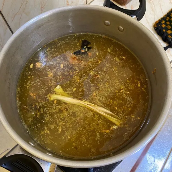 Tambahkan air, garam, gula dan penyedap rasa lalu masak sampai mendidih