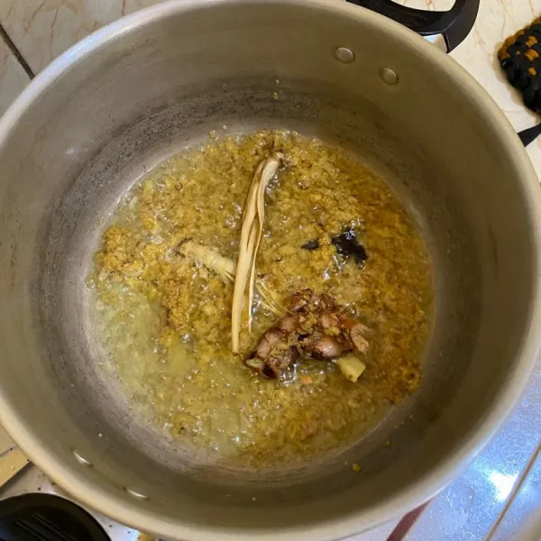 Tumis bumbu halus, daun salam, sereh geprek, lengkuas geprek
