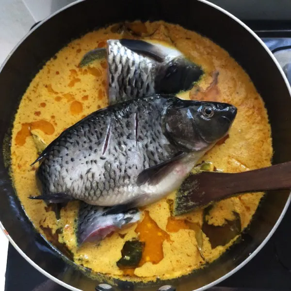 Setelah santan mendidih, lalu masukkan ikan mas dan masak hingga ikan matang.