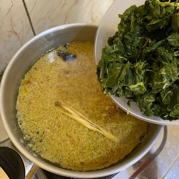 Masukkan daun singkong
