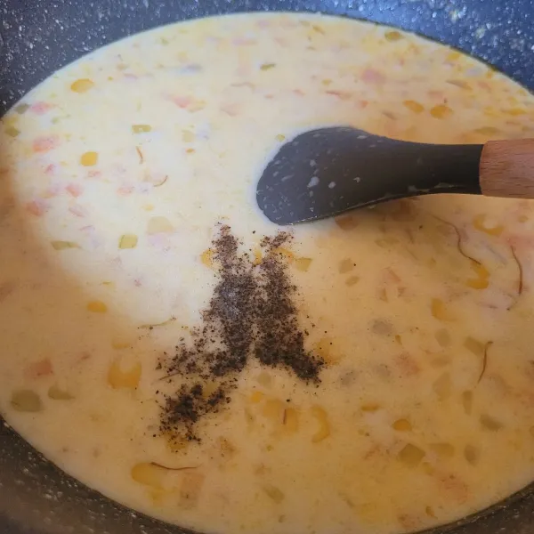 Campurkan susu UHT, garam, lada bubuk, parsley, dan tepung terigu yang sudah dilarutkan dengan air
