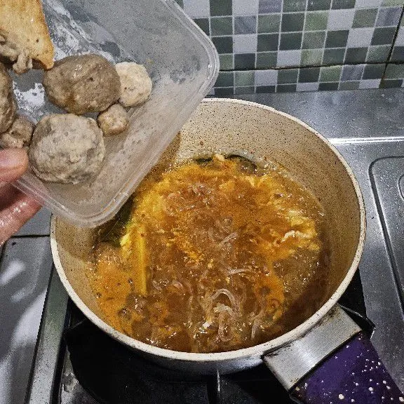 Setelah itu masukkan bakso. Aduk rata. Masak hingga bumbu meresap. Kemudian koreksi rasanya. Lalu matikan api.