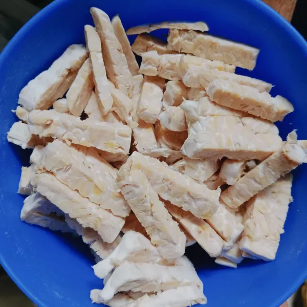 Potong-potong memanjang tempe.