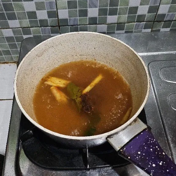 Setelah itu masukkan pasta tom yum dan cabe bubuk.