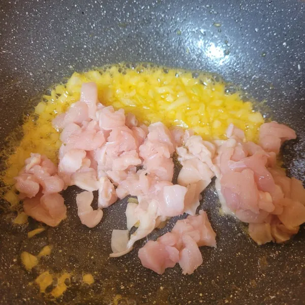 Tumis bawang bombay dengan margarin, lalu masukkan potongan ayam