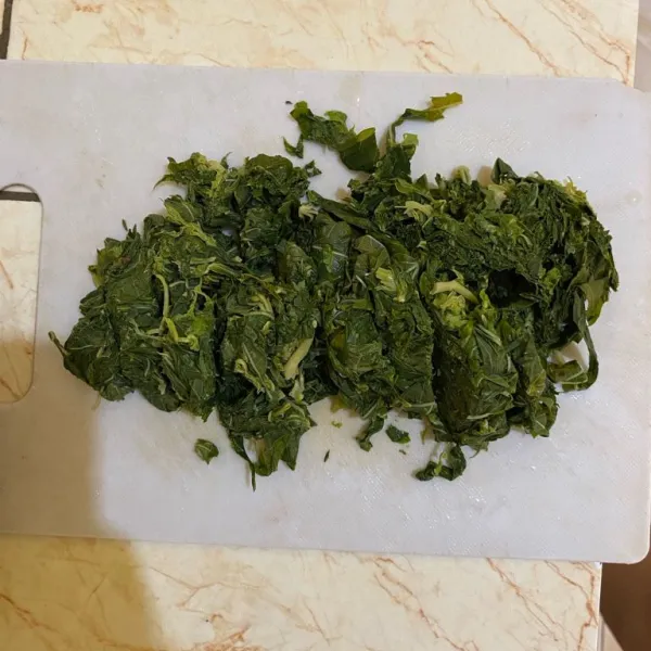 Petik daun singkong, rebus sampai empuk, lalu potong-potong daun singkong