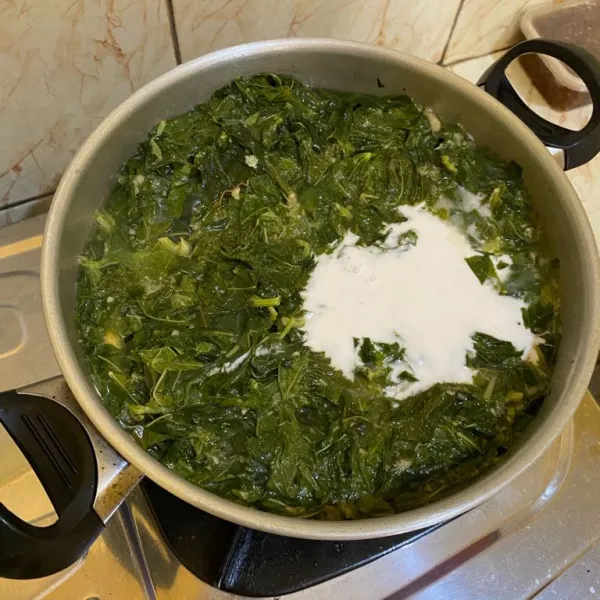 Tambahkan santan instan lalu aduk merata dan masak sampai matang