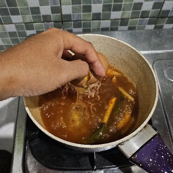 Masukkan juga telur. Kemudian masak hingga matang.