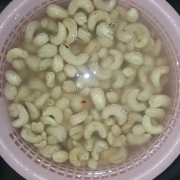 Cuci bersih kacang mede sampai 3x kemudian tiriskan.