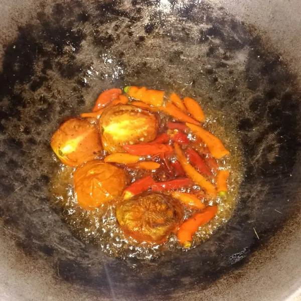 Goreng bahan-bahan sambal kecuali terasi