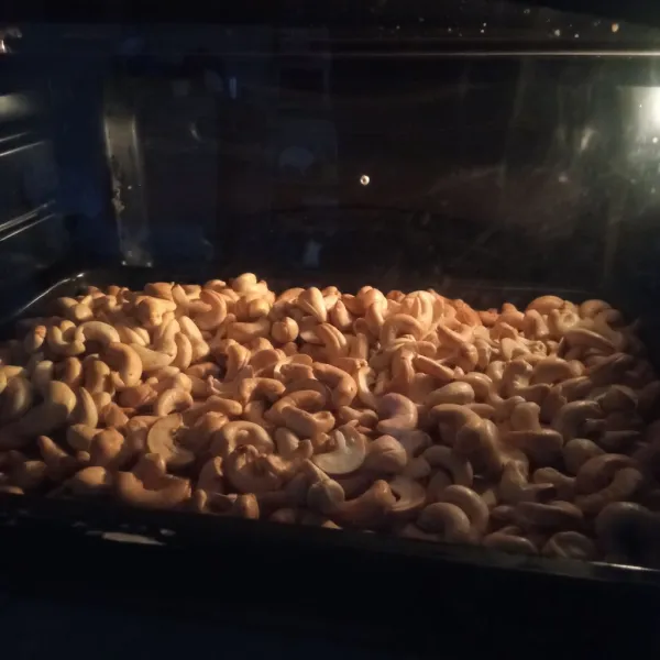 Susun kacang di loyang dan panggang di oven dengan suhu 175° selama 45 menit.