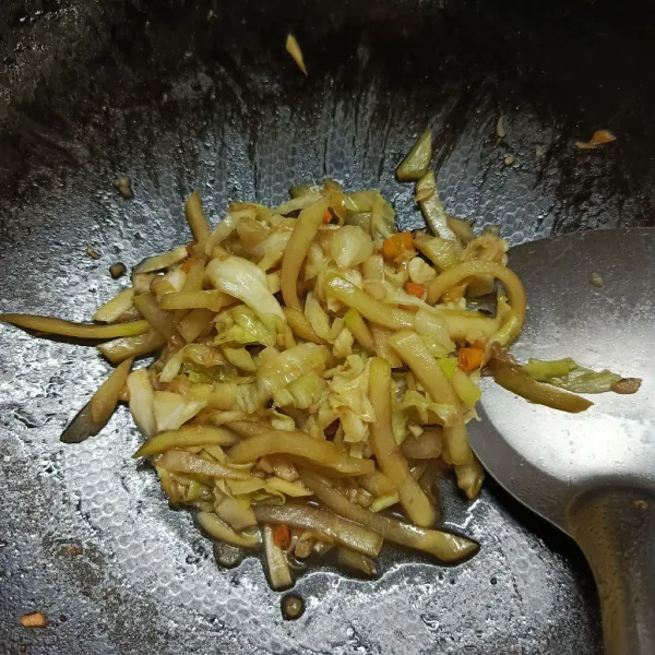 Masak sampai sayuran matang. Cek rasa. Angkat dan sajikan.