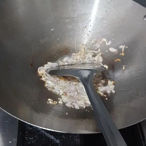 Tumis duo bawang hingga wangi