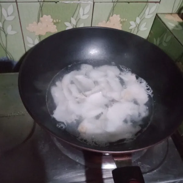 Siapkan bahan kemudian rebus air kelapa dan kelapa hingga mendidih, dingin kan
