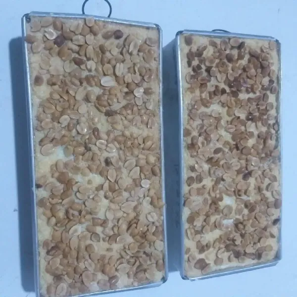 Lalu taburi dengan kacang tanah panggang dalam oven 150 derajat Celcius selama 15 -20 menit angkat, klappertaart siap di sajikan