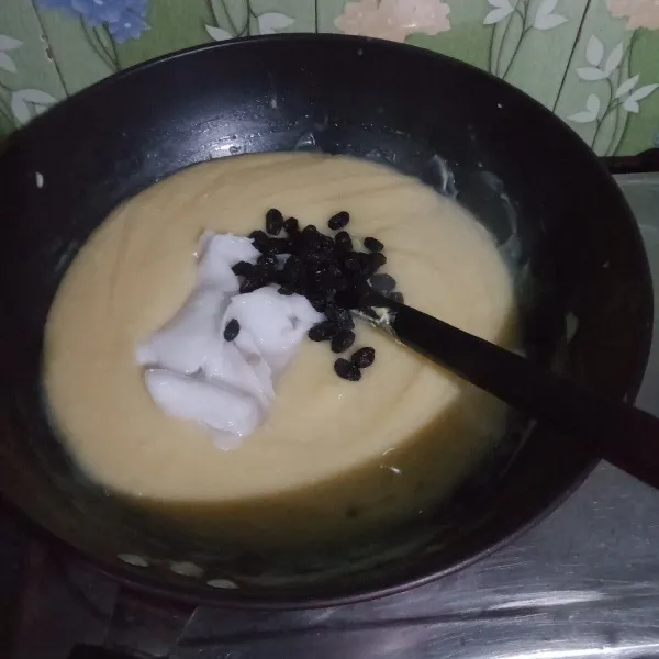 Masuk kan kelapa muda, kismis, vanili aduk rata angkat tuang ke dalam loyang
