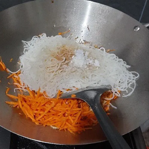 Lalu masukkan wortel dan bihun yang sudah di seduh sebelumnya aduk rata,masukkan bumbu² aduk rata dan koreksi rasa