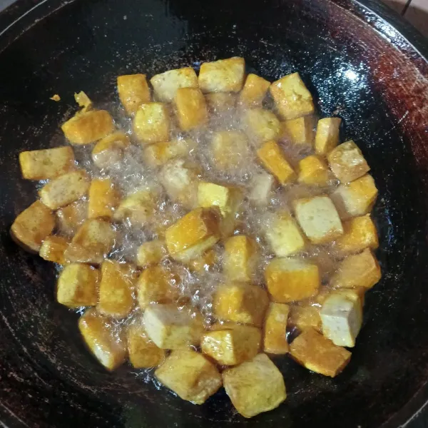 Goreng tahu kuning hingga berkulit. Tiriskan