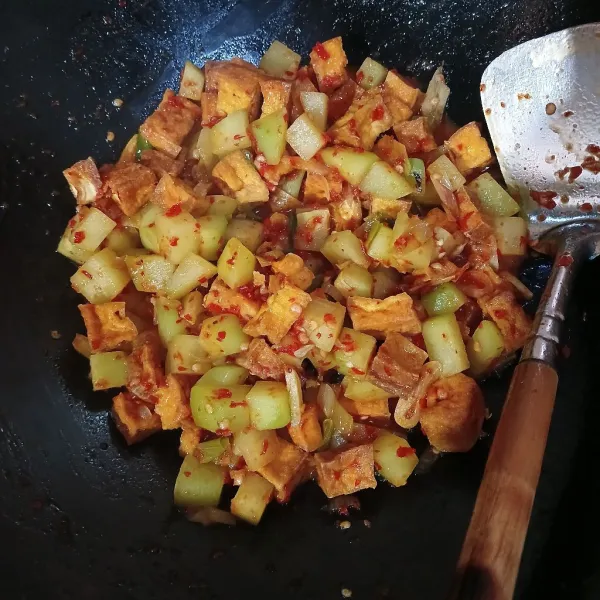 Aduk rata, koreksi rasa. Masak hingga air benar-benar menyusut dan labu cukup matang, tapi tetap renyah. Koreksi rasa. Hidangkan