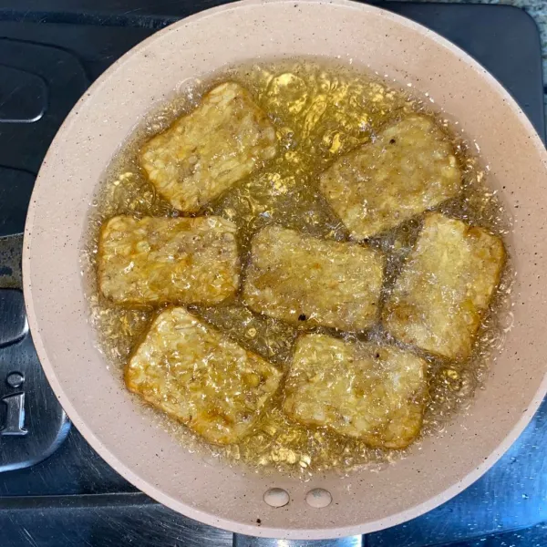 Goreng tempe sampai setengah kering.