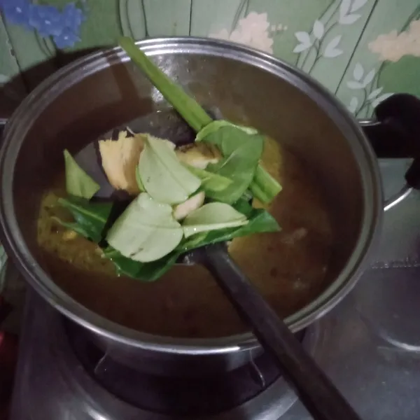 Masuk kan daun salam, lengkuas, serai, daun jeruk aduk rata masak hingga bumbu meresap ayam empuk dan matang