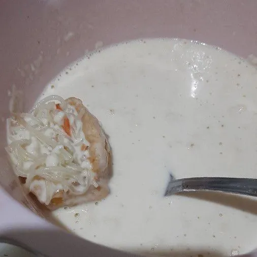 Larutkan tepung dan air kemudian celupkan tahu yang sudah di isi