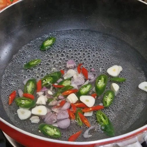 Masak air sampai mendidih, lalu masukkan bawang merah, bawang putih, cabe keriting, dan cabe hijau.