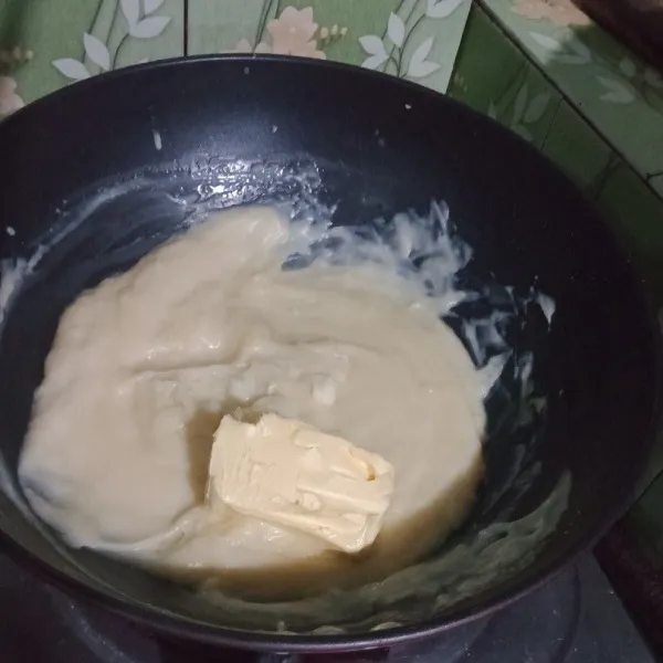 Masukan mentega, aduk rata hingga mentega mencair