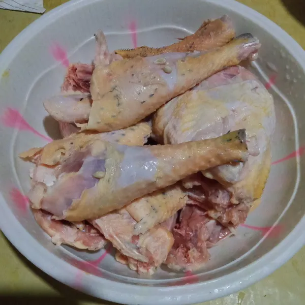 Siapkan bahan kemudian cuci bersih ayam dengan air mengalir lalu potong-potong, sisihkan