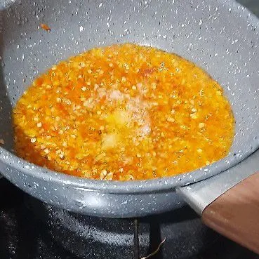 Sambal : haluskan cabe kemudian tumis dengan minyak panas,lalu masukkan garam,kaldu dan gula aduk rata masak hingga tanak,koreksi rasa