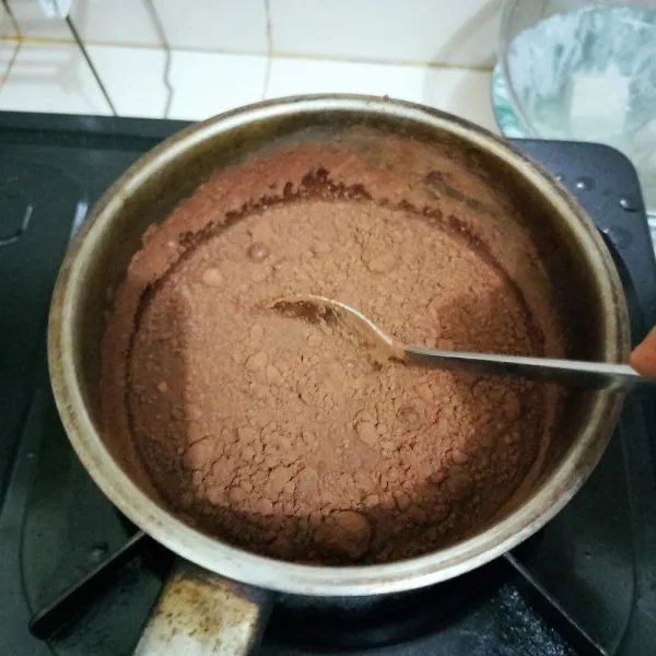 Tambahkan bubuk cocoa, aduk rata.