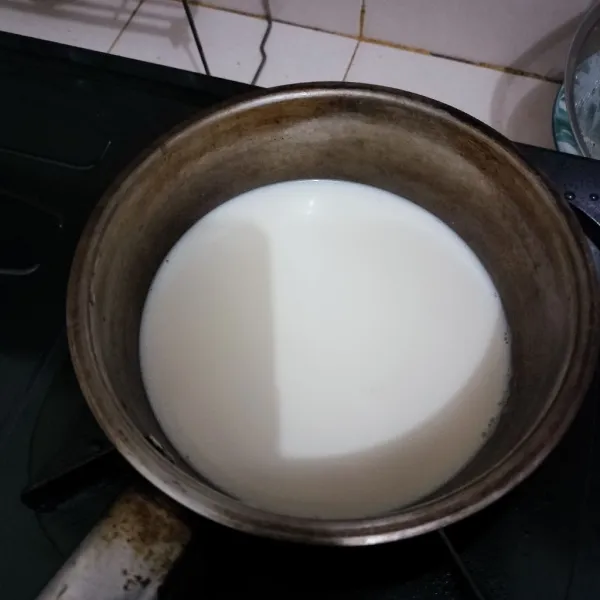 Hangatkan susu dengan api kecil.