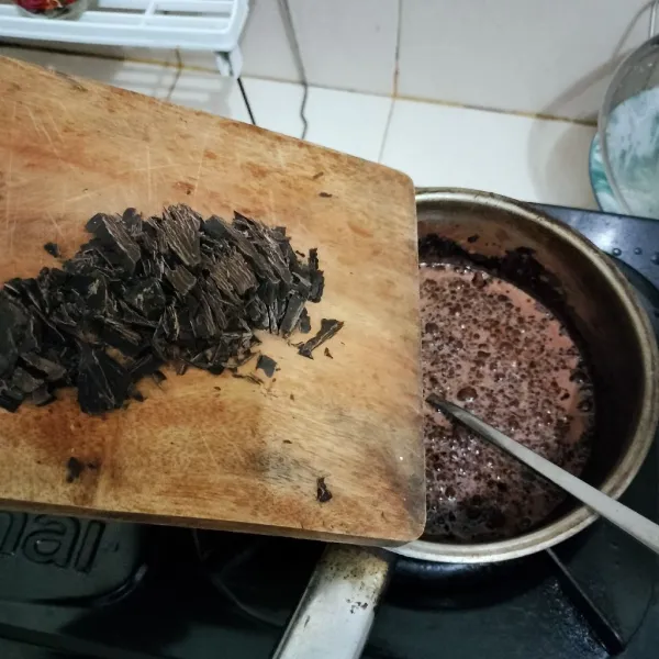 Setelah tercampur masukkan irisan dark coklat, aduk rata.
