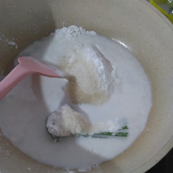 Tuang tepung beras, tepung tapioka, gula,  garam dan santan ke dalam wajan. Aduk rata. Masak hingga kental