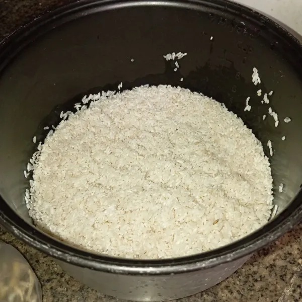 Cuci bersih beras sebanyak 3x.