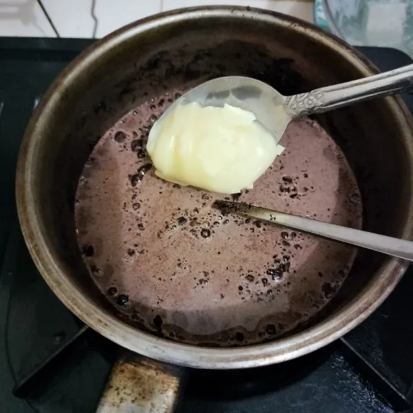 Tambahkan kental manis, gula pasir. Aduk rata.