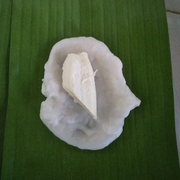 Beri 1 potong pisang kepok, bungkus.