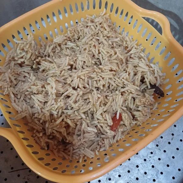 Setelah matang, aduk nasi dan hidangkan dengan ayam goreng