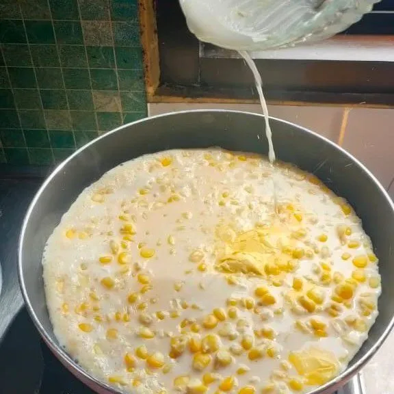 Tuang 2 sdm tepung maizena yang sudah dilarutkan